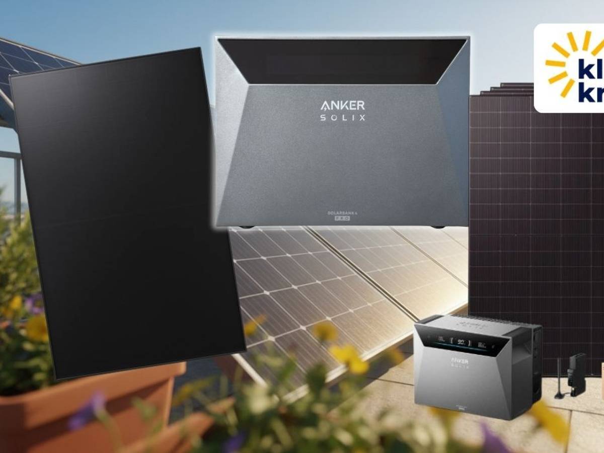 Kleines Kraftwerk Balkonkraftwerk-Set mit Anker SOLIX Solarbank 4 Pro Speicher und Solarmodulen vor Hintergrund einer Dachterrasse mit Stadtkulisse und sonnigem Himmel.