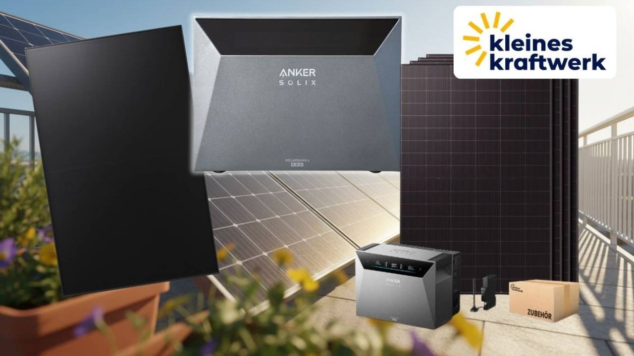 Kleines Kraftwerk Balkonkraftwerk-Set mit Anker SOLIX Solarbank 4 Pro Speicher und Solarmodulen vor Hintergrund einer Dachterrasse mit Stadtkulisse und sonnigem Himmel.