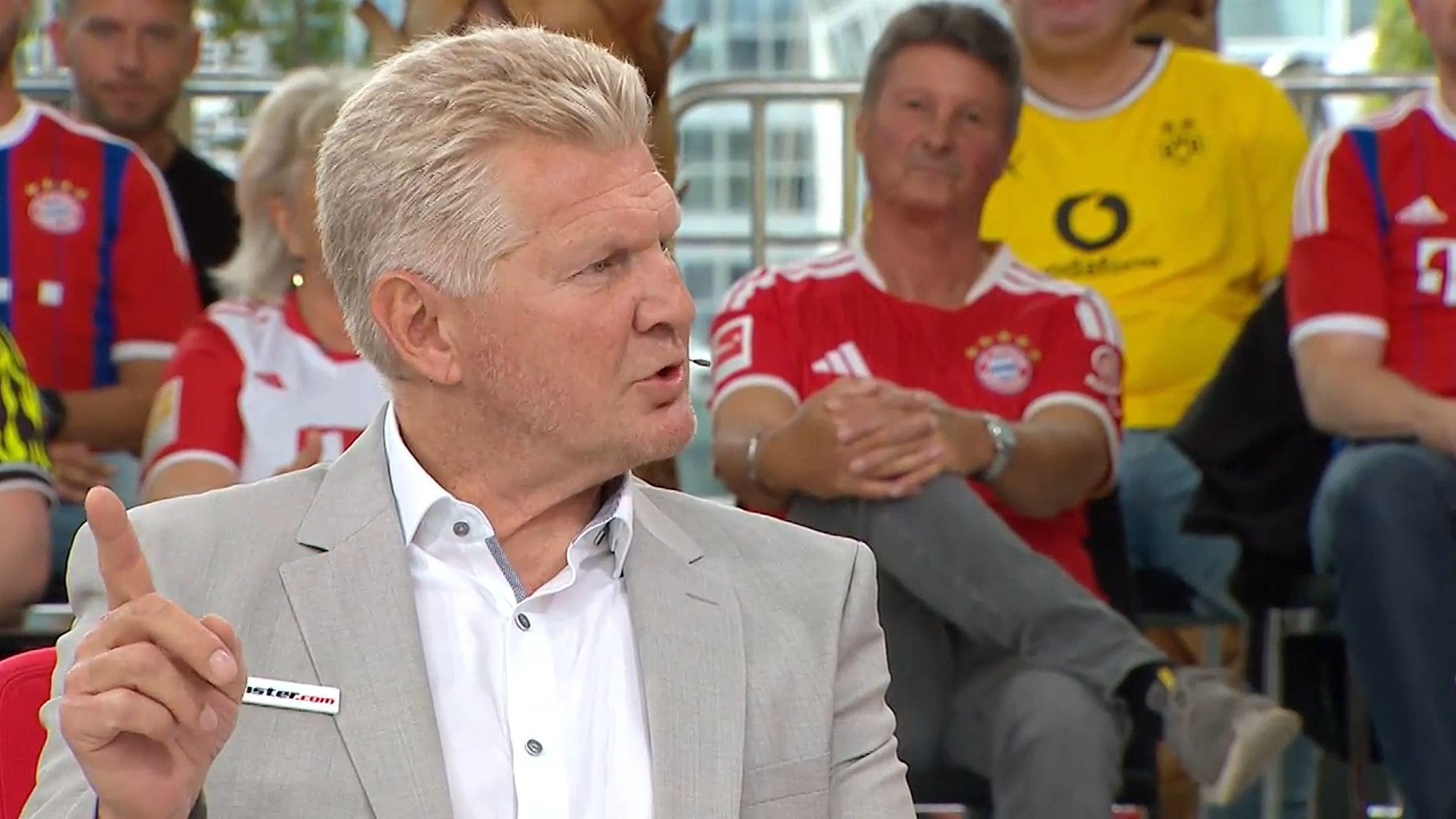 Im Doppelpass gestikuliert Stefan Effenberg mit erhobenem Zeigefinger.