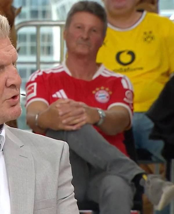 Im Doppelpass gestikuliert Stefan Effenberg mit erhobenem Zeigefinger.