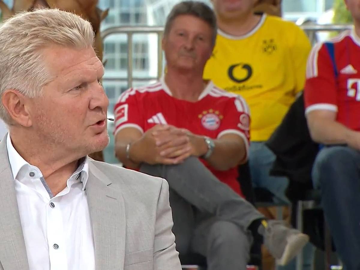 Im Doppelpass gestikuliert Stefan Effenberg mit erhobenem Zeigefinger.