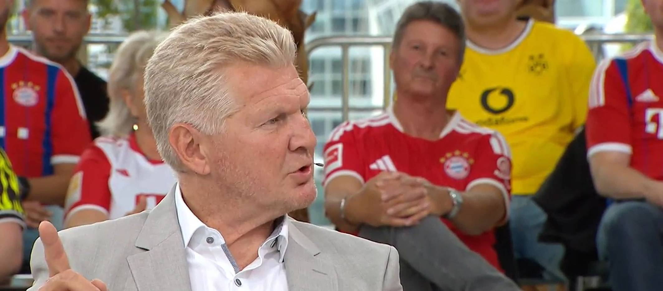 Im „Doppelpass“ auf Sport1 gestikuliert Stefan Effenberg.