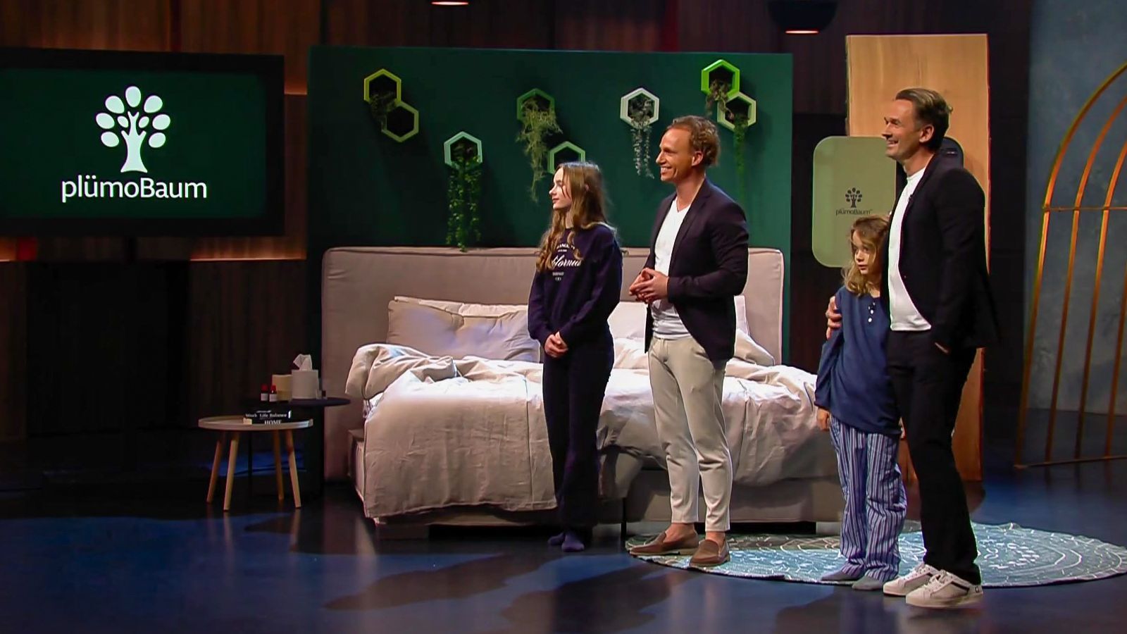 Die Gründer Benjamin Koch und Yavuz Akbas haben ihre Kinder mit dabei - das schützt sie allerdings nicht vor der scharfen Kritik der Löwen. (Bild: RTL)