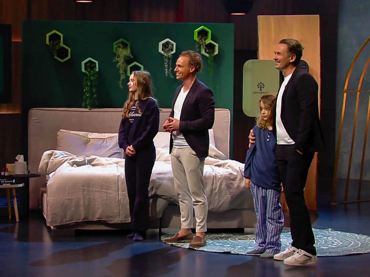 Die Gründer Benjamin Koch und Yavuz Akbas haben ihre Kinder mit dabei - das schützt sie allerdings nicht vor der scharfen Kritik der Löwen. (Bild: RTL)