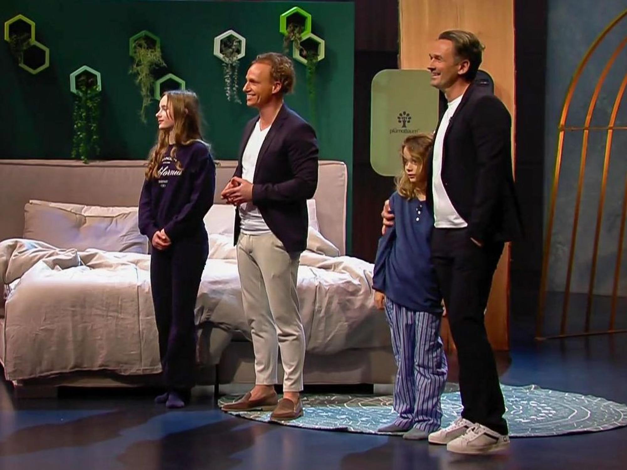 Die Gründer Benjamin Koch und Yavuz Akbas haben ihre Kinder mit dabei - das schützt sie allerdings nicht vor der scharfen Kritik der Löwen. (Bild: RTL)