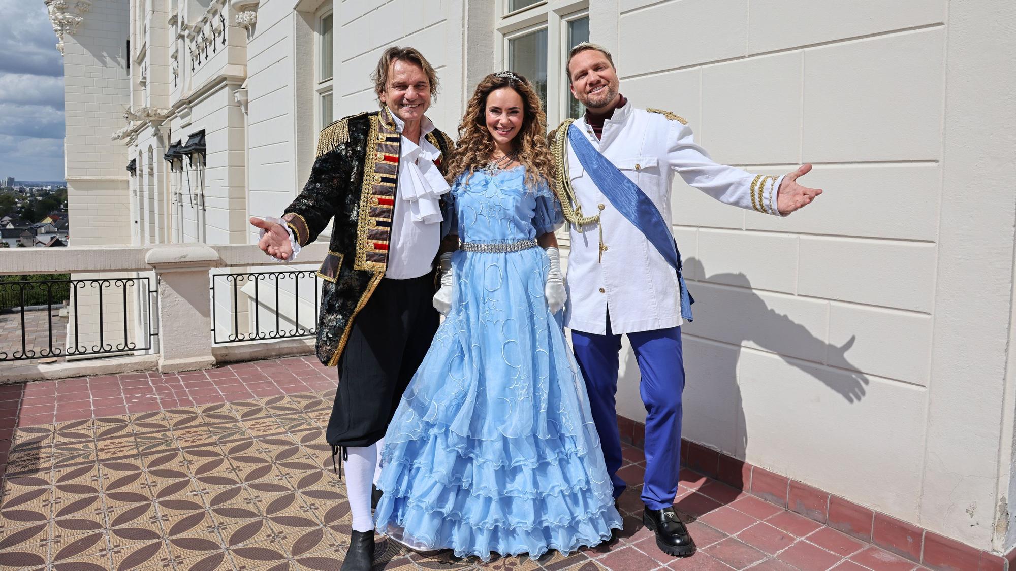 Jens Streifling mit seinem Sohn Konstantin und dessen Frau Jessica.