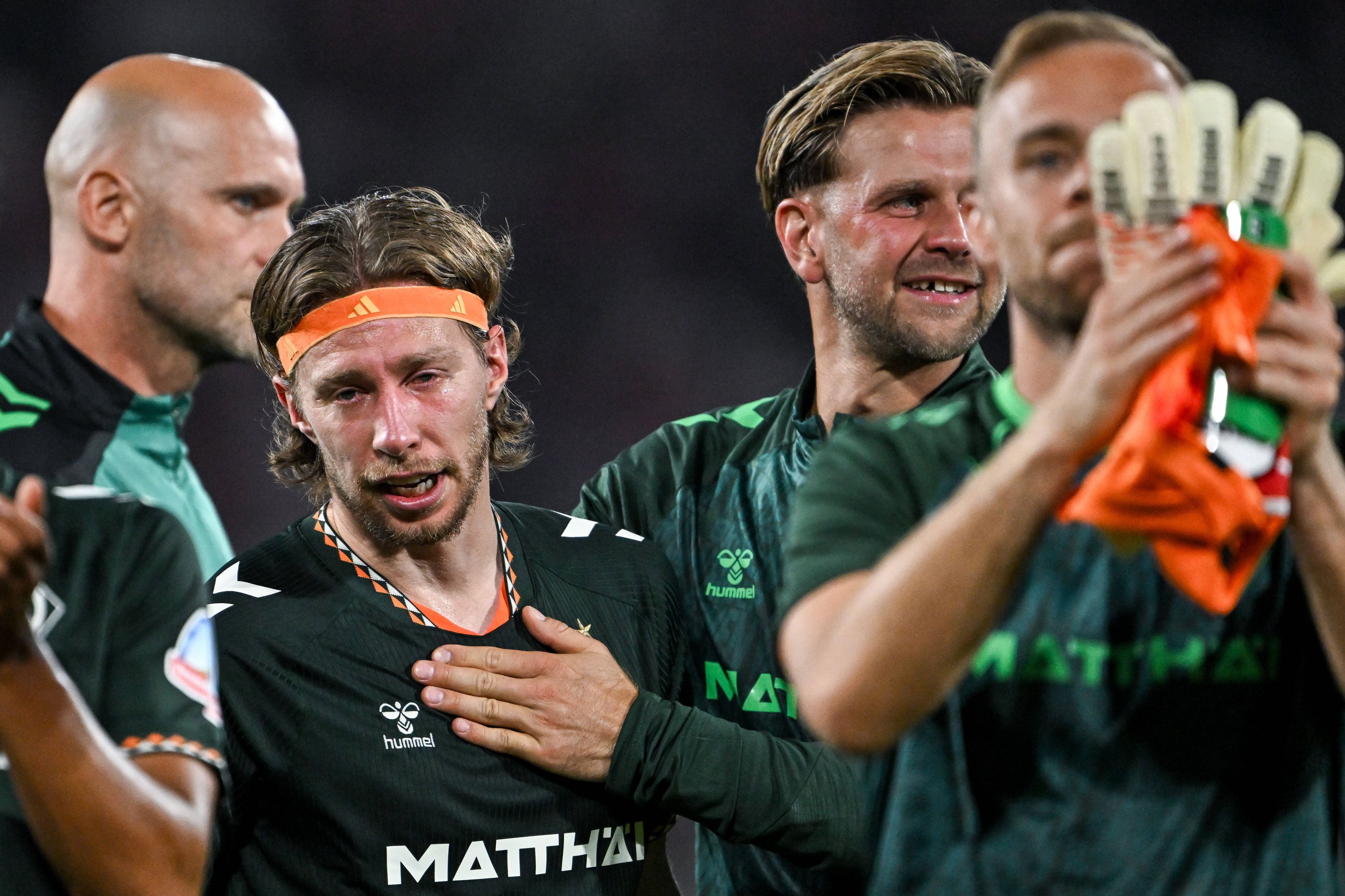 Mitchell Weiser (Werder Bremen) weint nach seinem Comeback nach einem Kreuzbandriss und bedankt sich bei den Fans. Niclas Füllkrug umarmt ihn.