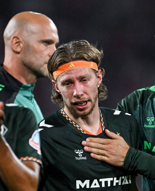 Mitchell Weiser (Werder Bremen) weint nach seinem Comeback nach einem Kreuzbandriss und bedankt sich bei den Fans. Niclas Füllkrug umarmt ihn.