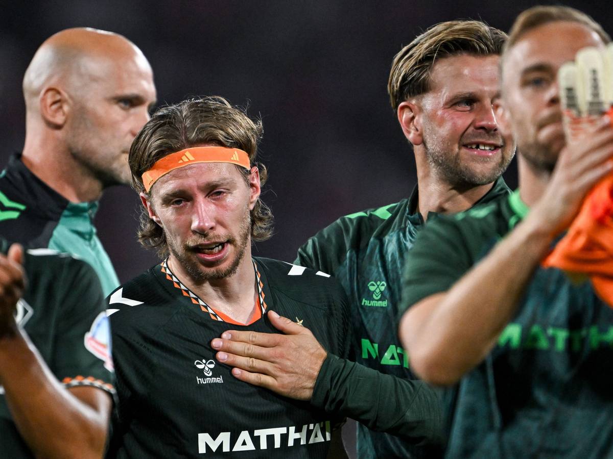 Mitchell Weiser (Werder Bremen) weint nach seinem Comeback nach einem Kreuzbandriss und bedankt sich bei den Fans. Niclas Füllkrug umarmt ihn.