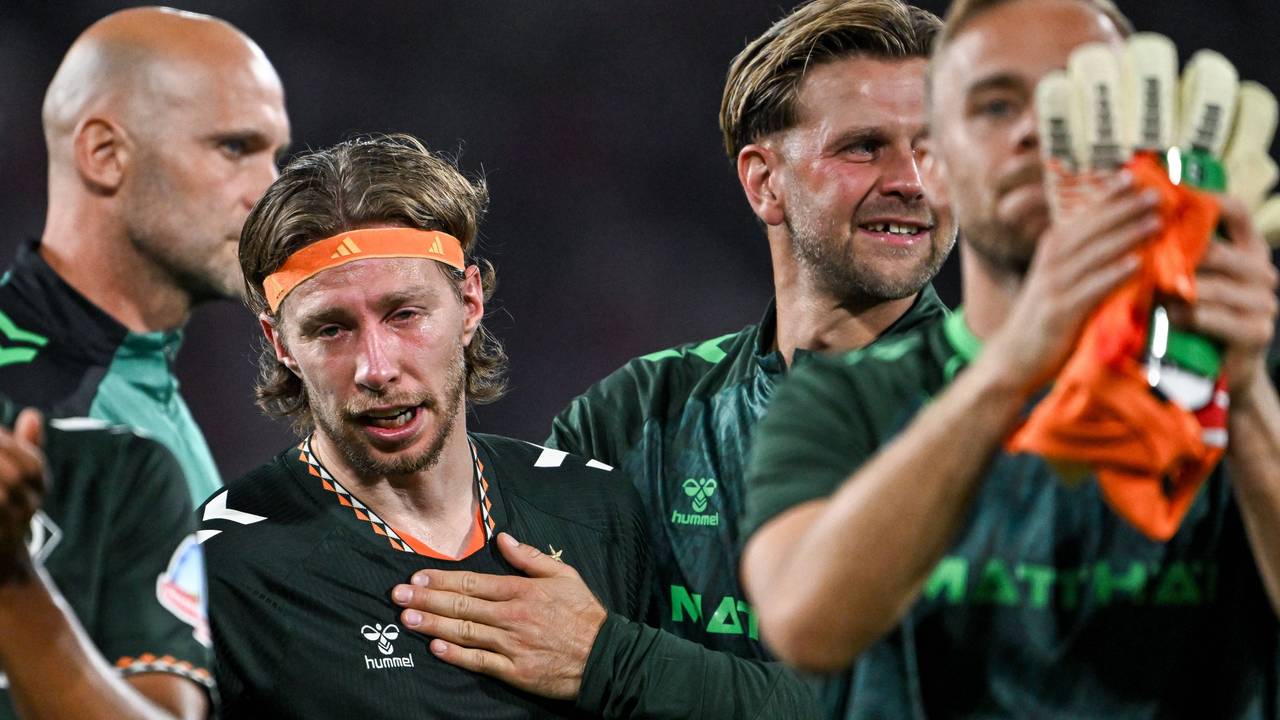 Mitchell Weiser (Werder Bremen) weint nach seinem Comeback nach einem Kreuzbandriss und bedankt sich bei den Fans. Niclas Füllkrug umarmt ihn.