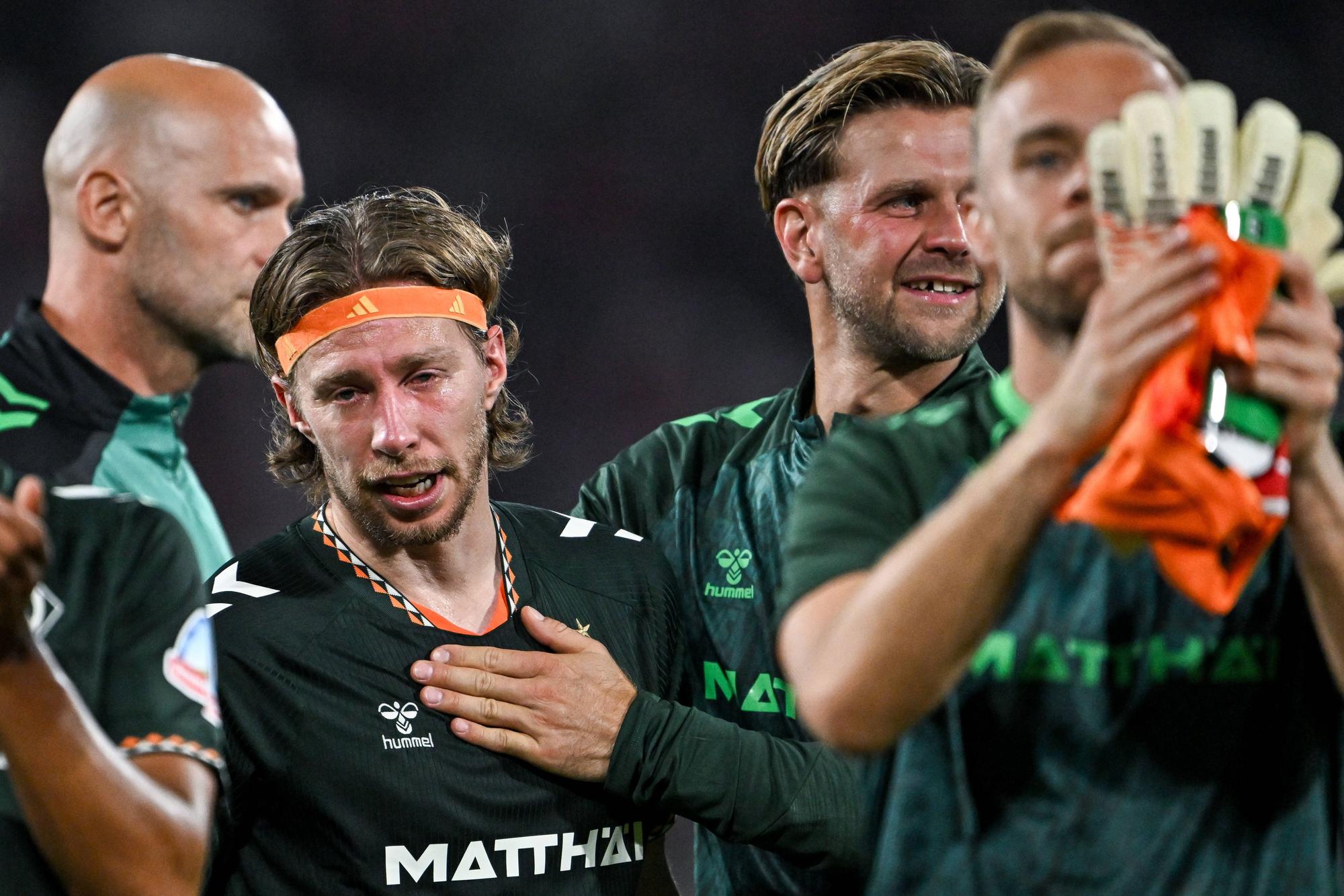 Mitchell Weiser (Werder Bremen) weint nach seinem Comeback nach einem Kreuzbandriss und bedankt sich bei den Fans. Niclas Füllkrug umarmt ihn.