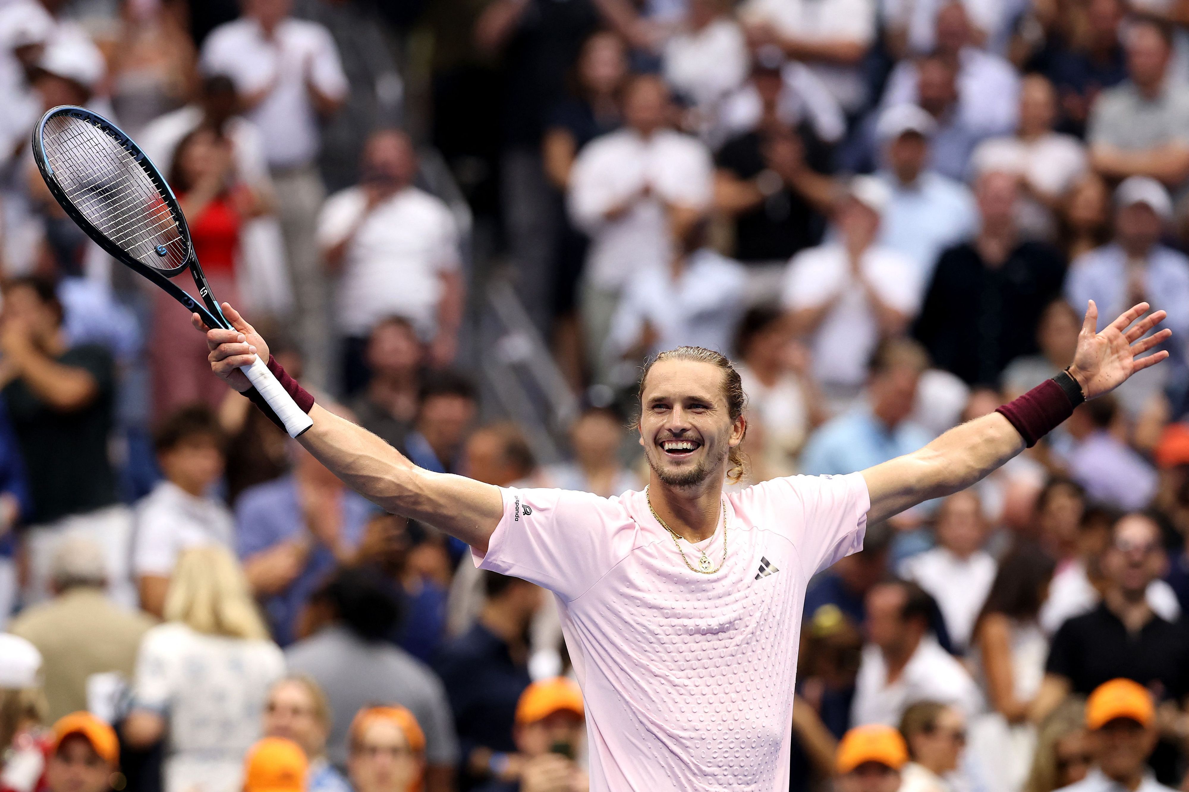 Alexander Zverev streckt die Arme aus und freut sich.