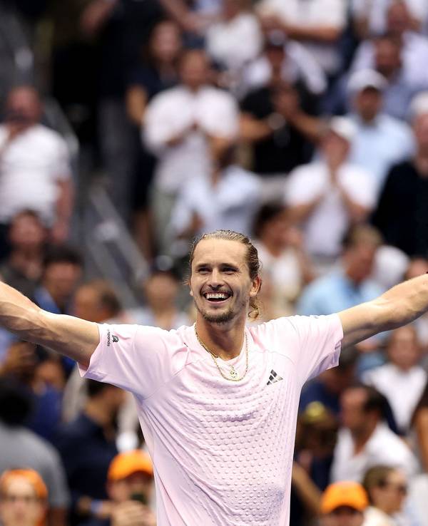Alexander Zverev streckt die Arme aus und freut sich.