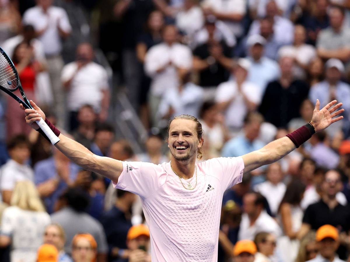 Alexander Zverev streckt die Arme aus und freut sich.