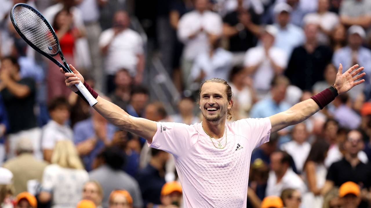 Alexander Zverev streckt die Arme aus und freut sich.