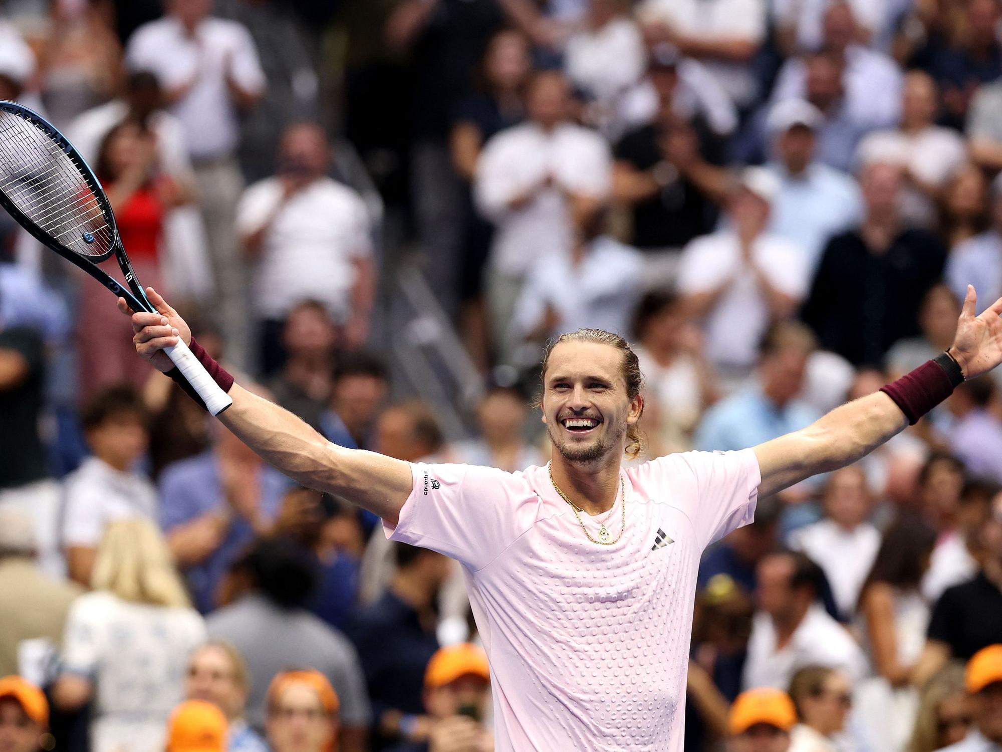 Alexander Zverev streckt die Arme aus und freut sich.