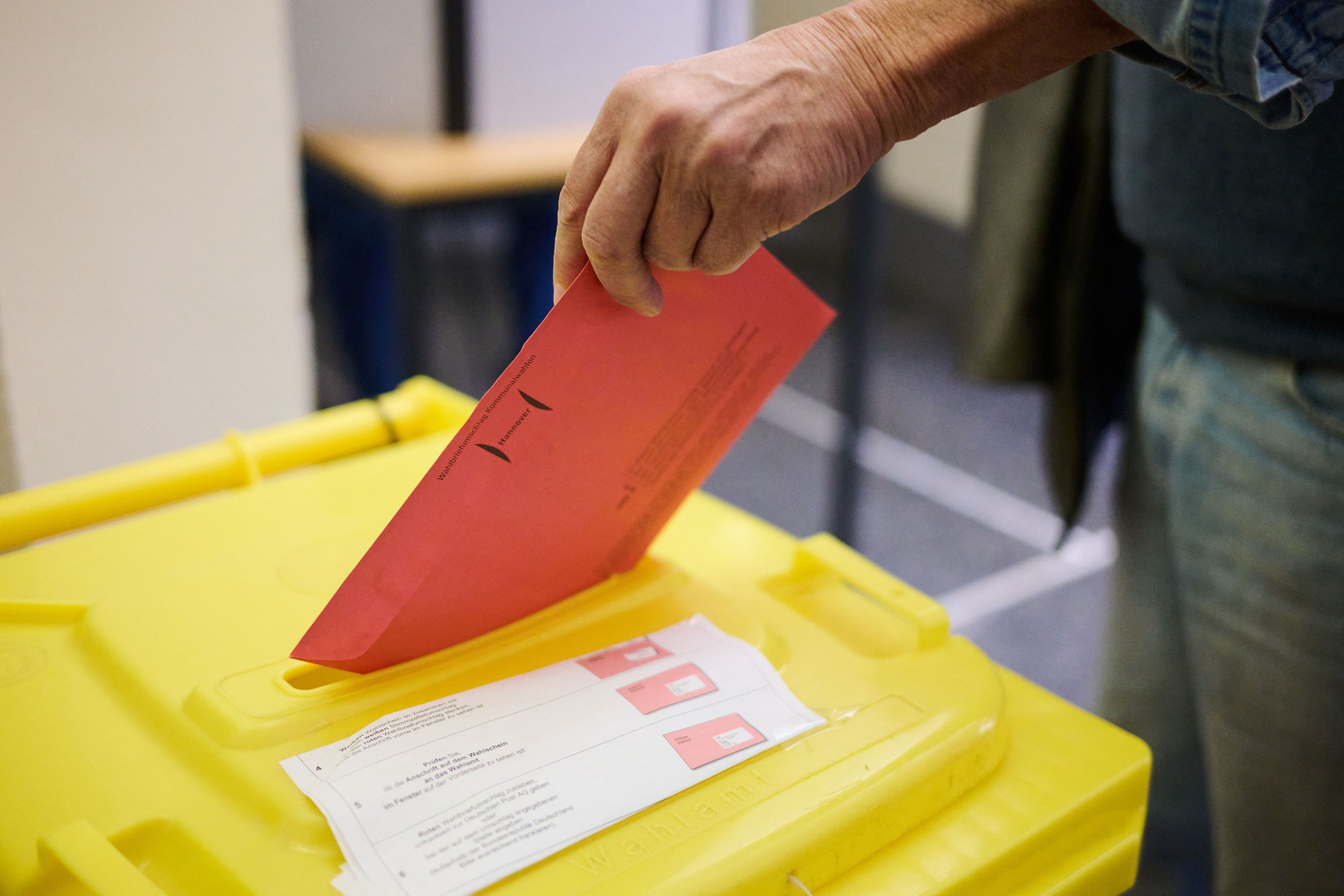Ein Wähler wirft seinen Stimmzettel in eine Wahlurne.