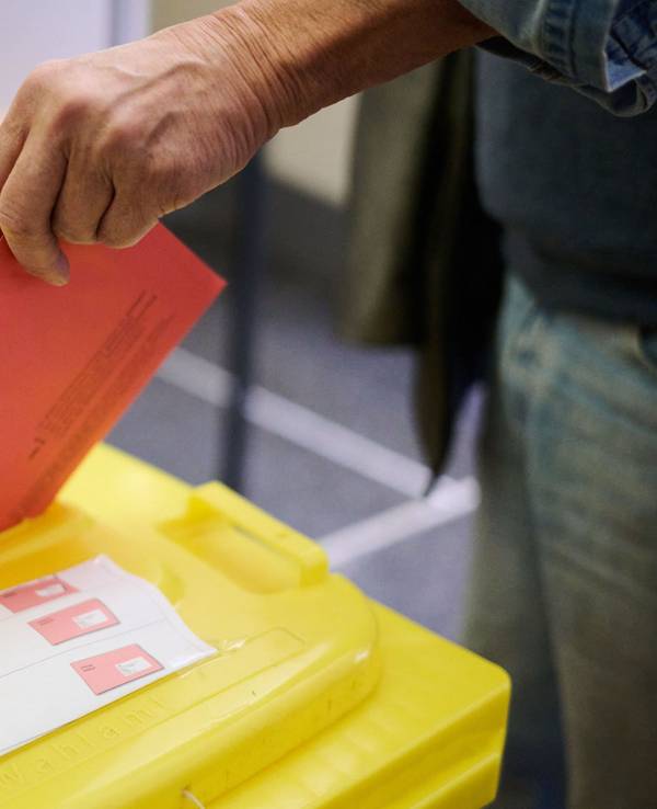 Ein Wähler wirft seinen Stimmzettel in eine Wahlurne.