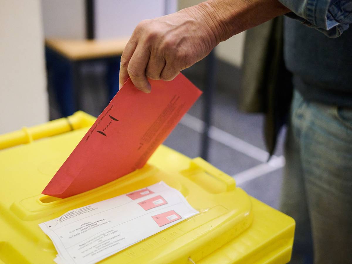 Ein Wähler wirft seinen Stimmzettel in eine Wahlurne.