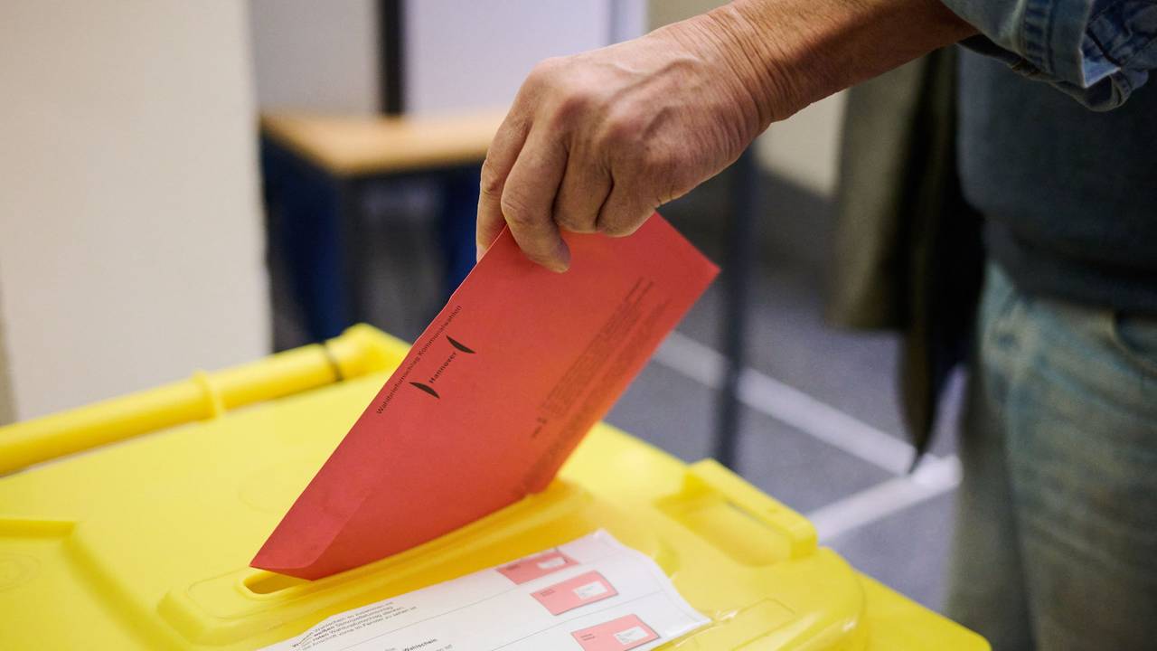 Ein Wähler wirft seinen Stimmzettel in eine Wahlurne.