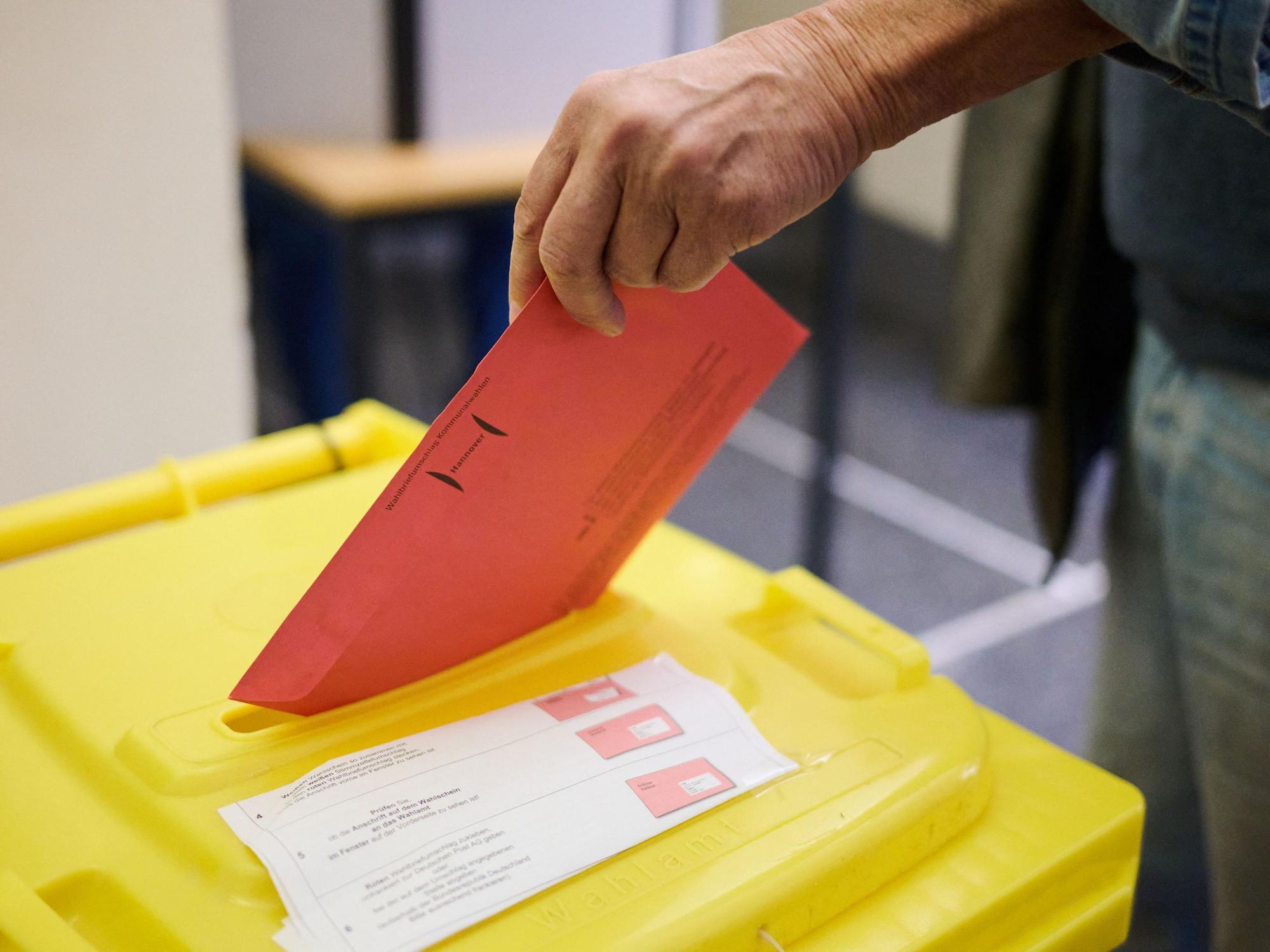 Ein Wähler wirft seinen Stimmzettel in eine Wahlurne.