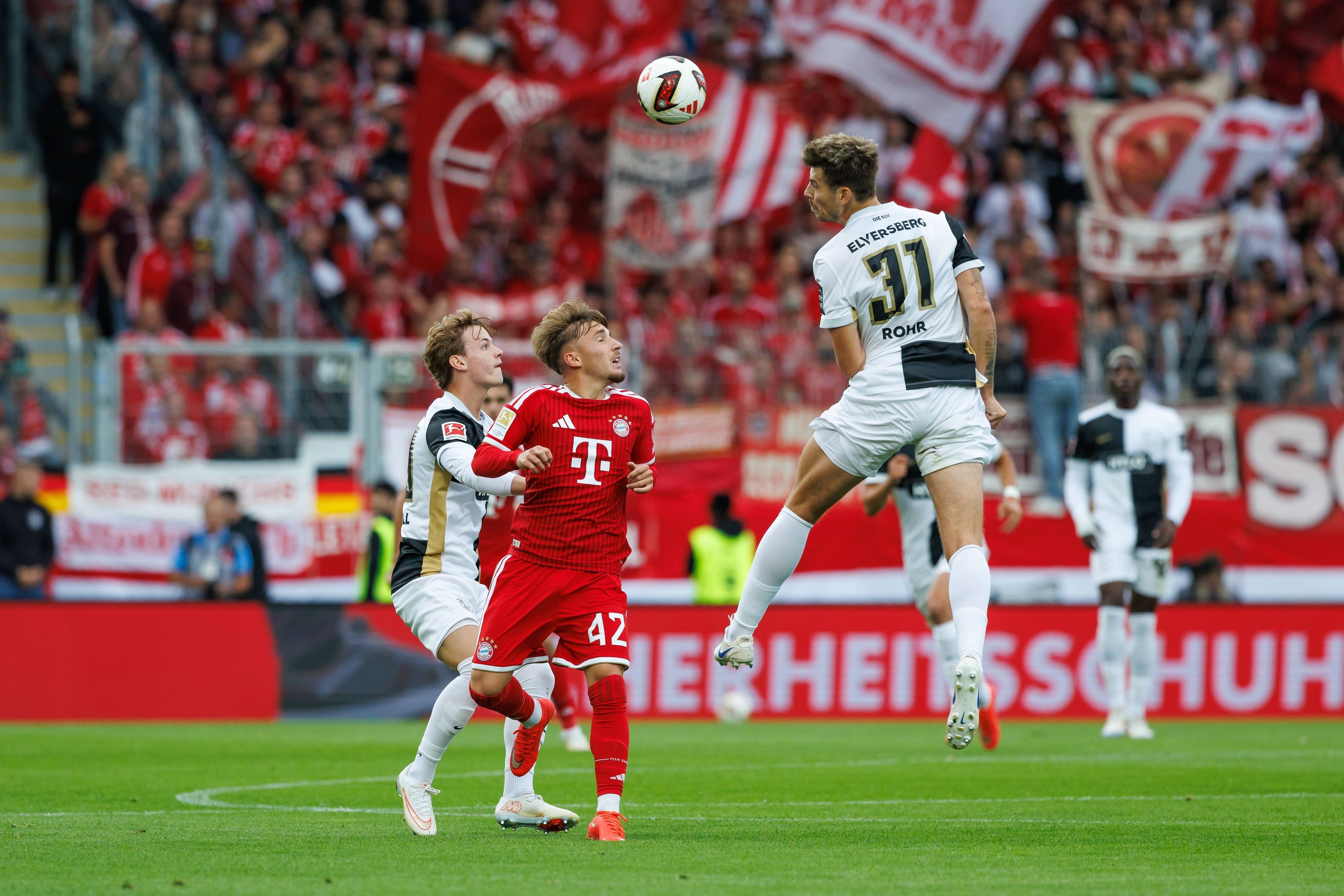 Maximilian Rohr geht zum Kopfball, Lennart Karl und Cole Campbell schauen zu.