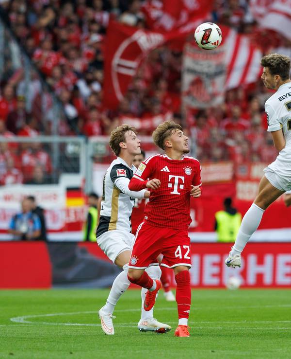 Maximilian Rohr geht zum Kopfball, Lennart Karl und Cole Campbell schauen zu.