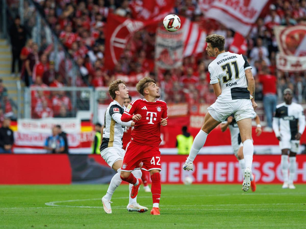 Maximilian Rohr geht zum Kopfball, Lennart Karl und Cole Campbell schauen zu.