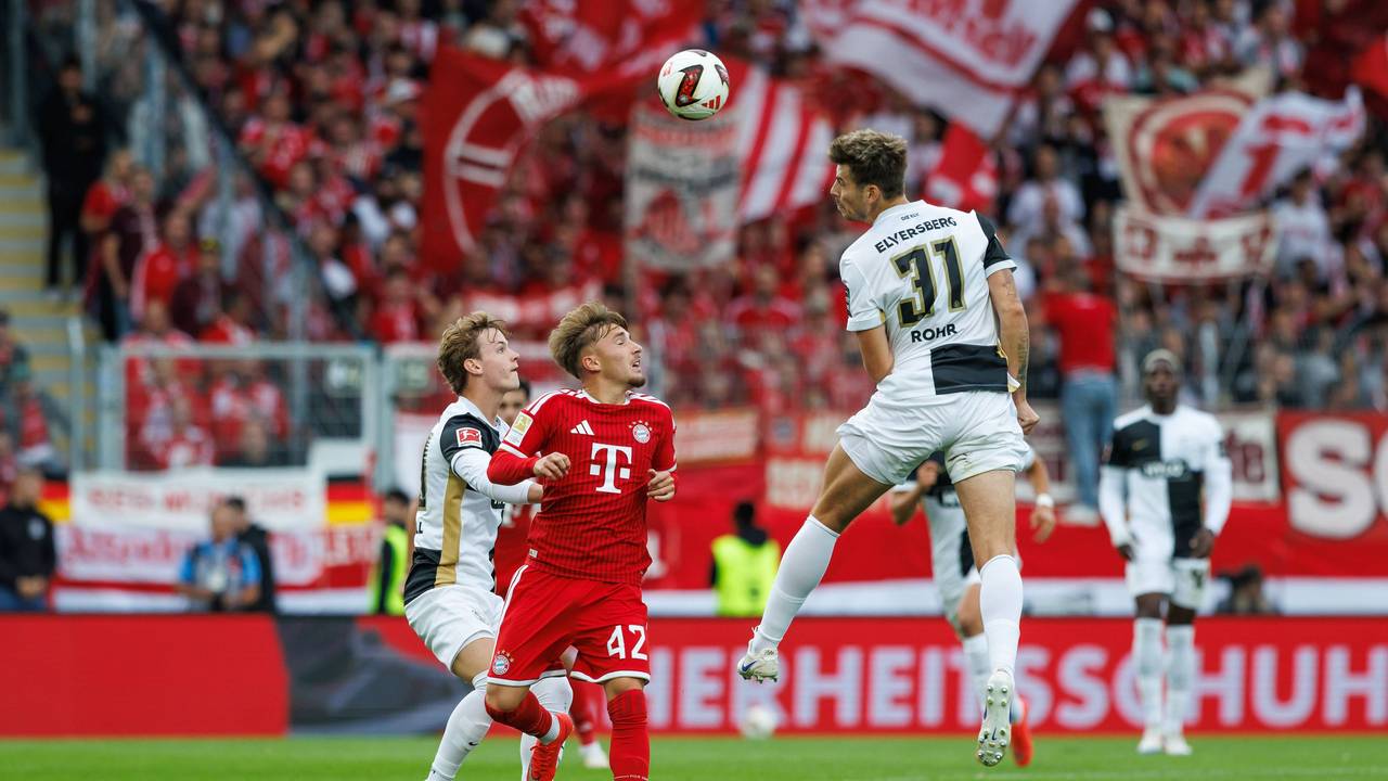 Maximilian Rohr geht zum Kopfball, Lennart Karl und Cole Campbell schauen zu.