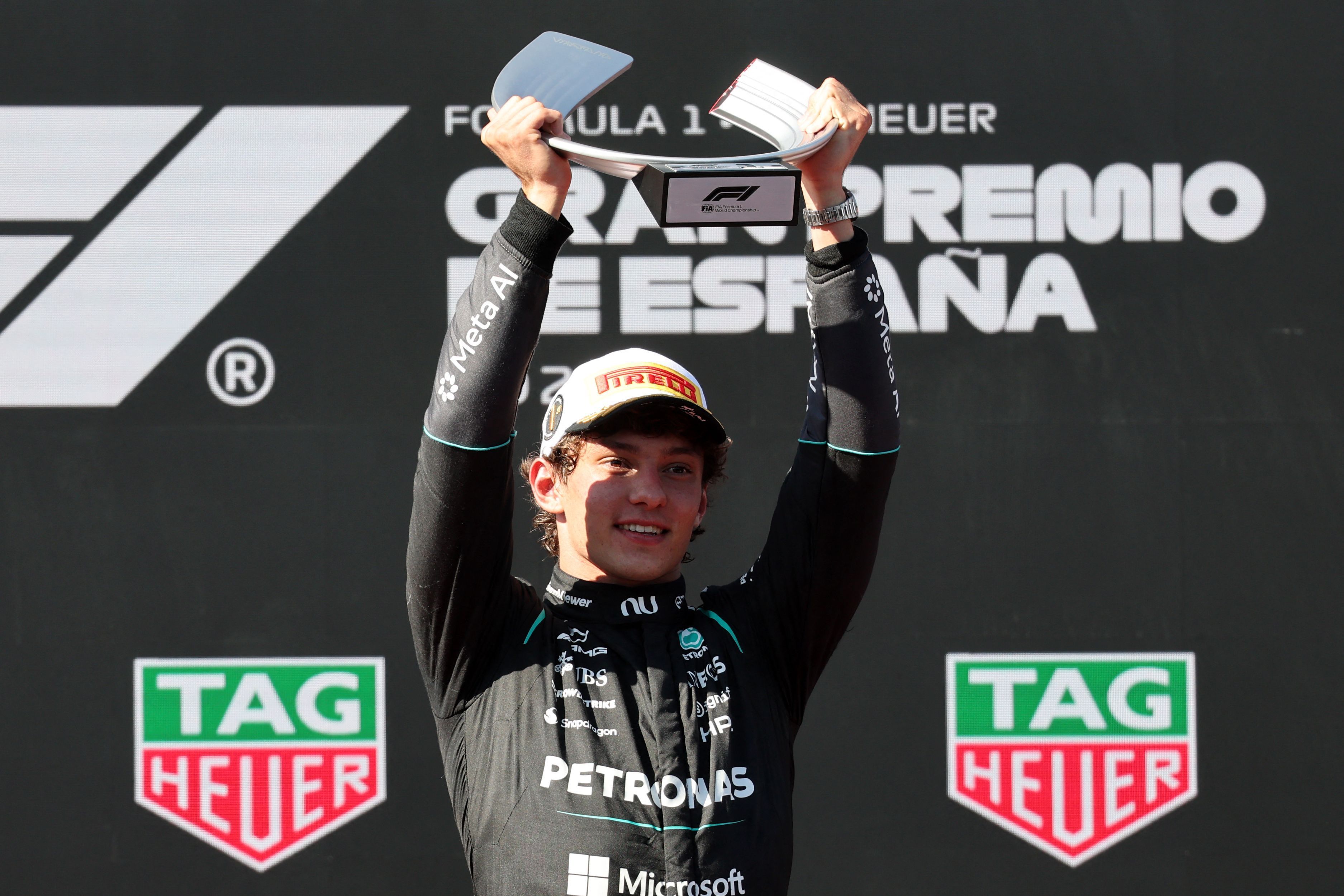 Kimi Antonelli hält die Trophäe für seinen Sieg in Madrid hoch.