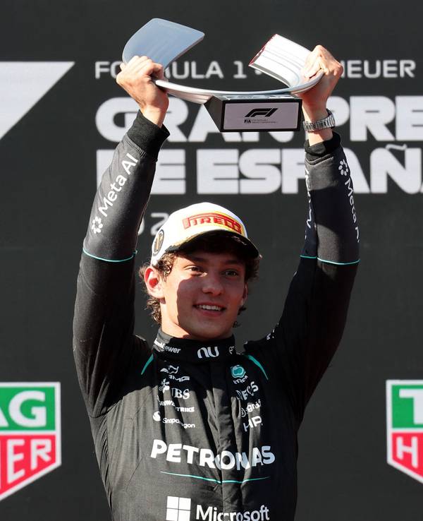 Kimi Antonelli hält die Trophäe für seinen Sieg in Madrid hoch.