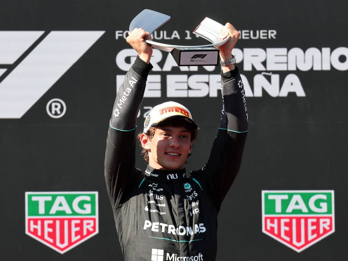 Kimi Antonelli hält die Trophäe für seinen Sieg in Madrid hoch.
