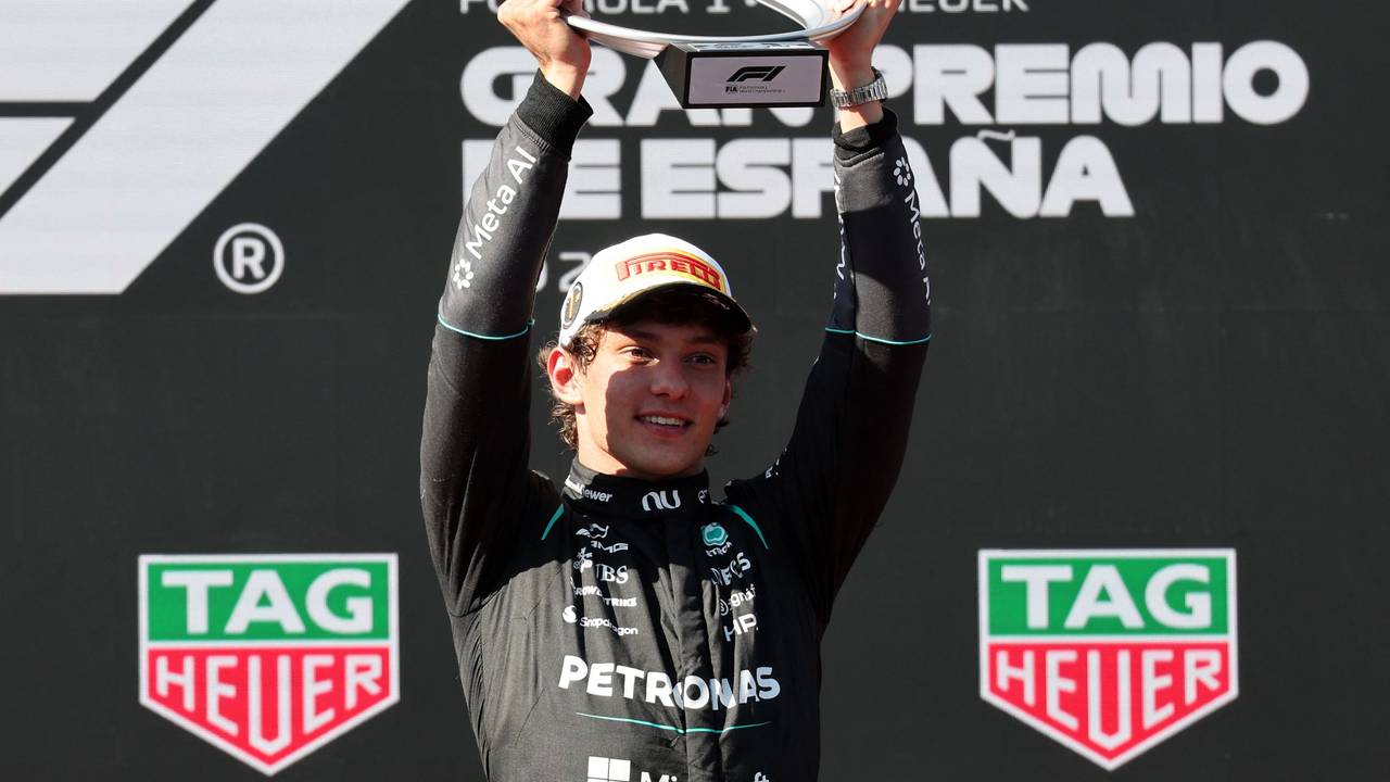 Kimi Antonelli hält die Trophäe für seinen Sieg in Madrid hoch.