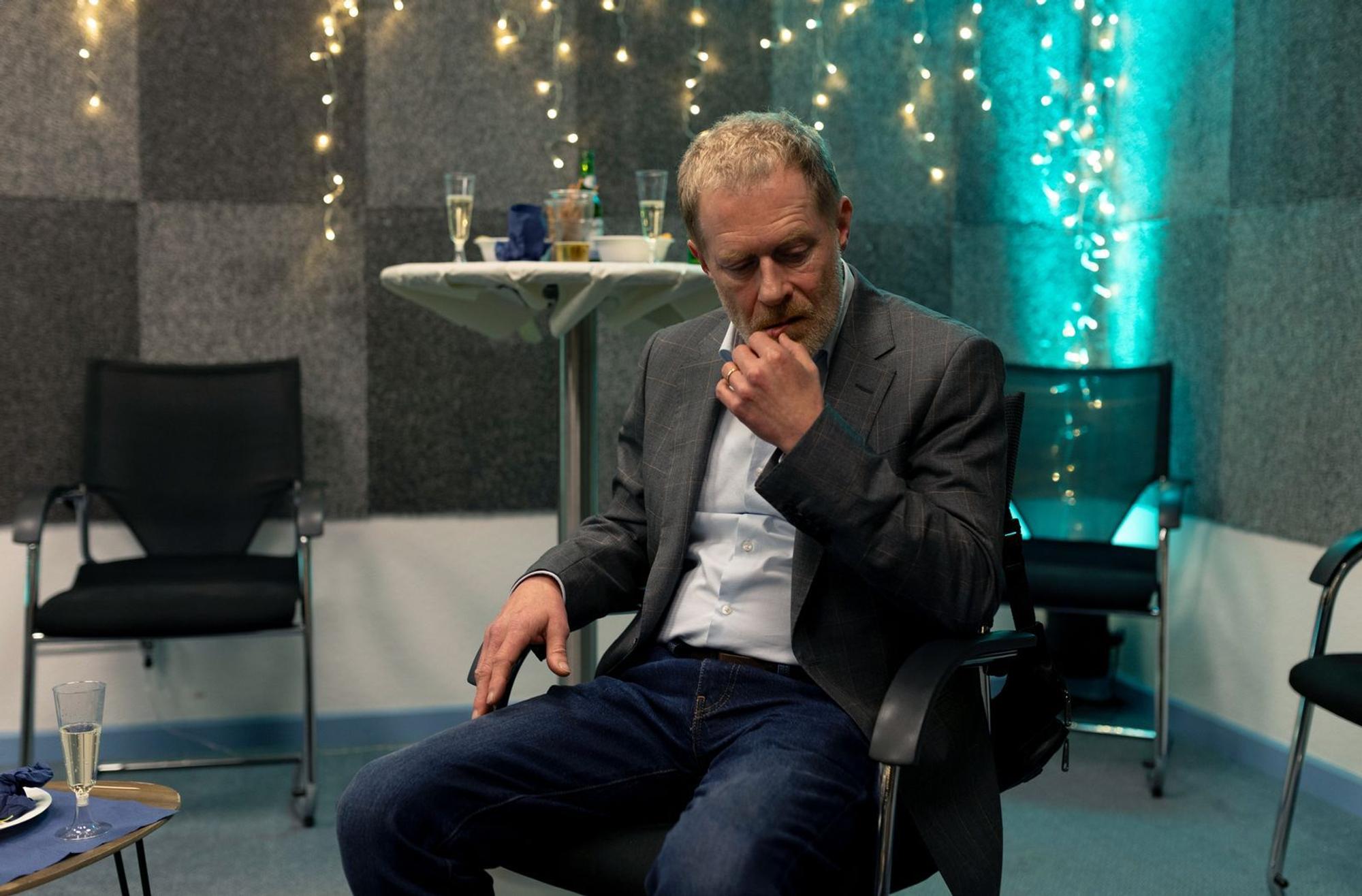 Matthias Vogel (Andreas Lust) versucht, einen Serienmörder-Fall aufzuklären, der ihn schon lange begleitet. Er hat nicht mehr viel Zeit dafür - denn er ist selbst an Demenz erkrankt. (Bild: NDR/Frizzi Kurkhaus)