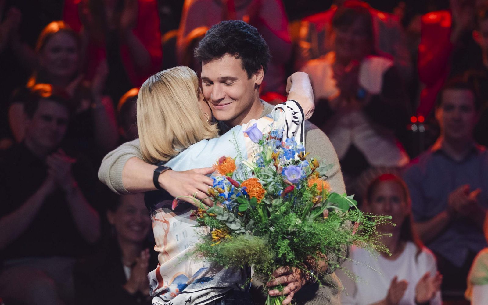 „Danke Annette, für so viele schöne Zweikämpfe“, verabschiedet sich Vincent Weiss von seiner Kollegin Annette Frier. (Bild: WDR/Ben Knabe)