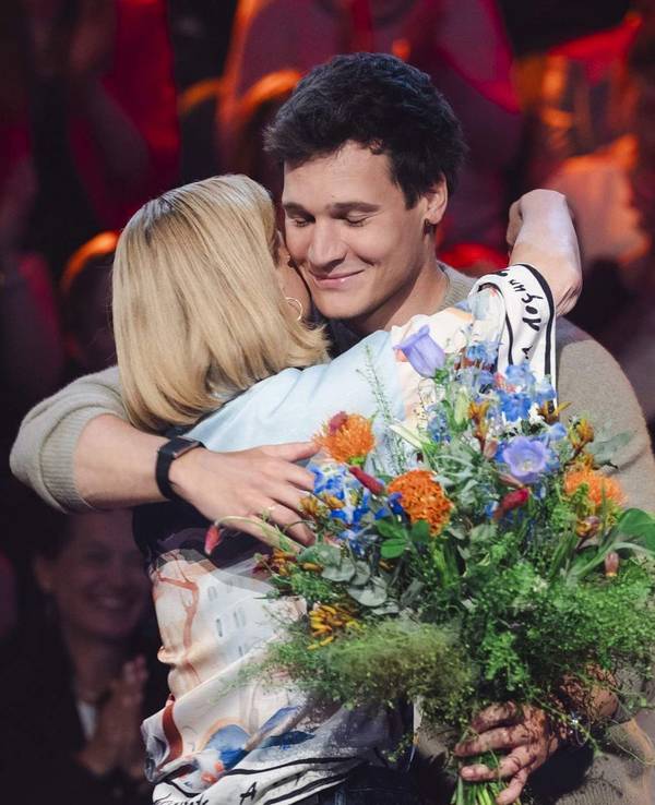 „Danke Annette, für so viele schöne Zweikämpfe“, verabschiedet sich Vincent Weiss von seiner Kollegin Annette Frier. (Bild: WDR/Ben Knabe)