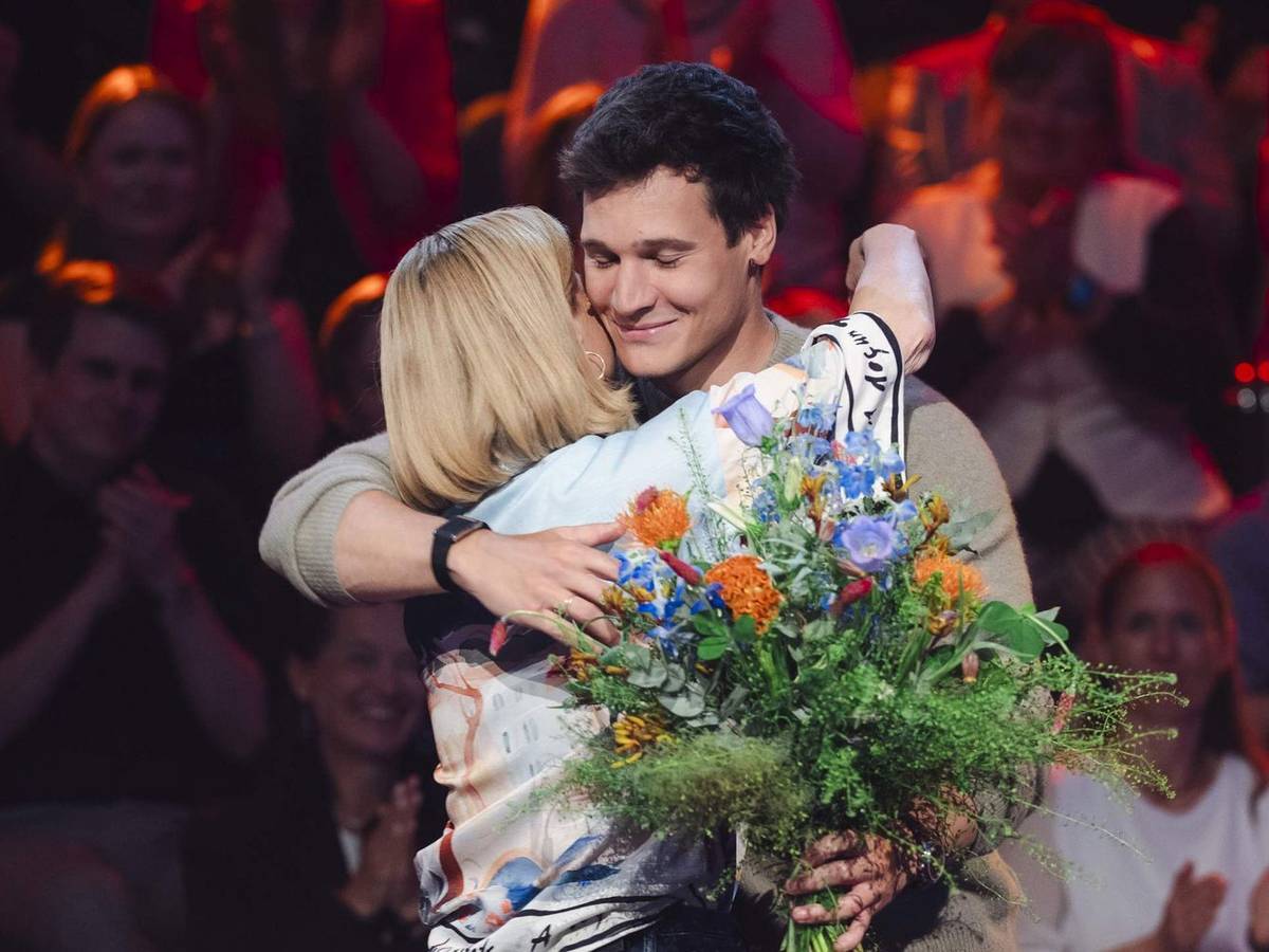 „Danke Annette, für so viele schöne Zweikämpfe“, verabschiedet sich Vincent Weiss von seiner Kollegin Annette Frier. (Bild: WDR/Ben Knabe)