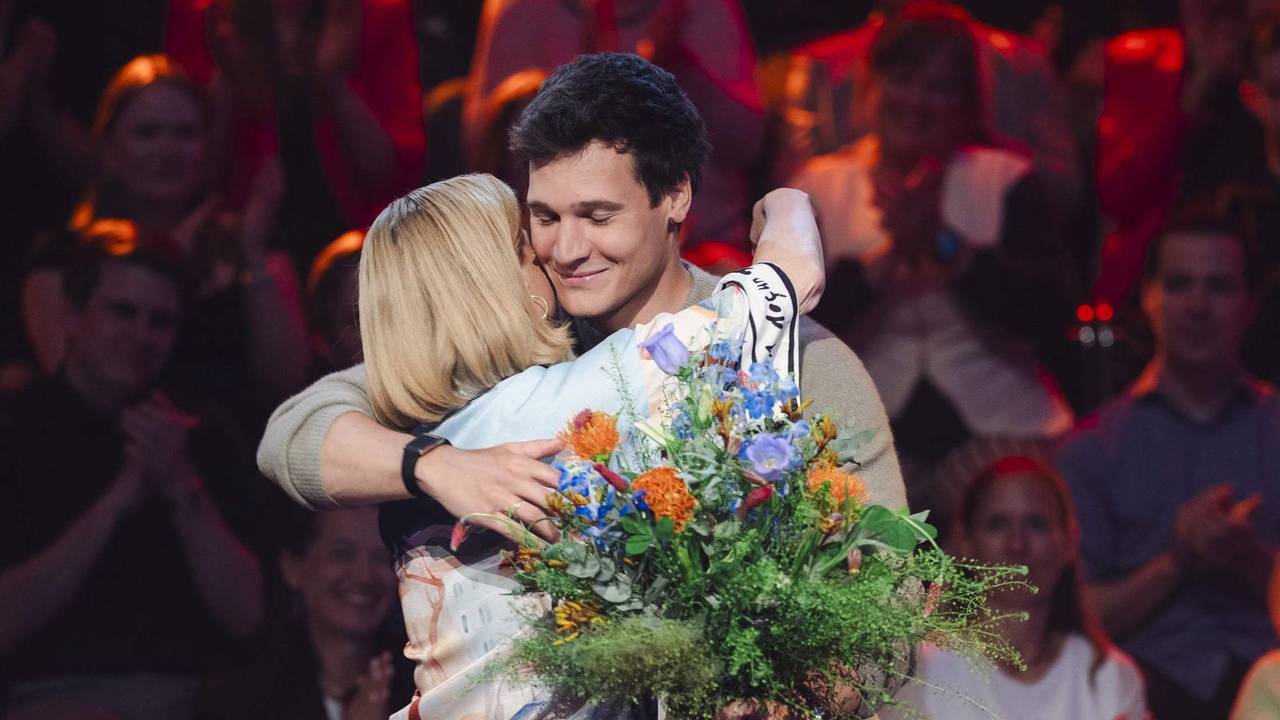„Danke Annette, für so viele schöne Zweikämpfe“, verabschiedet sich Vincent Weiss von seiner Kollegin Annette Frier. (Bild: WDR/Ben Knabe)