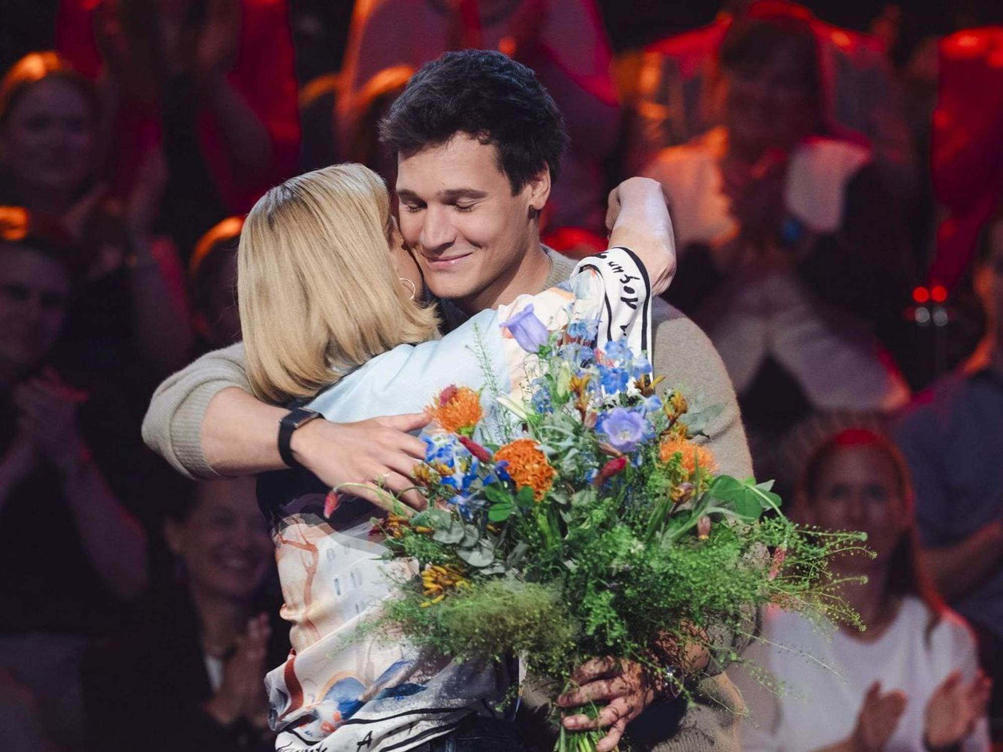 „Danke Annette, für so viele schöne Zweikämpfe“, verabschiedet sich Vincent Weiss von seiner Kollegin Annette Frier. (Bild: WDR/Ben Knabe)