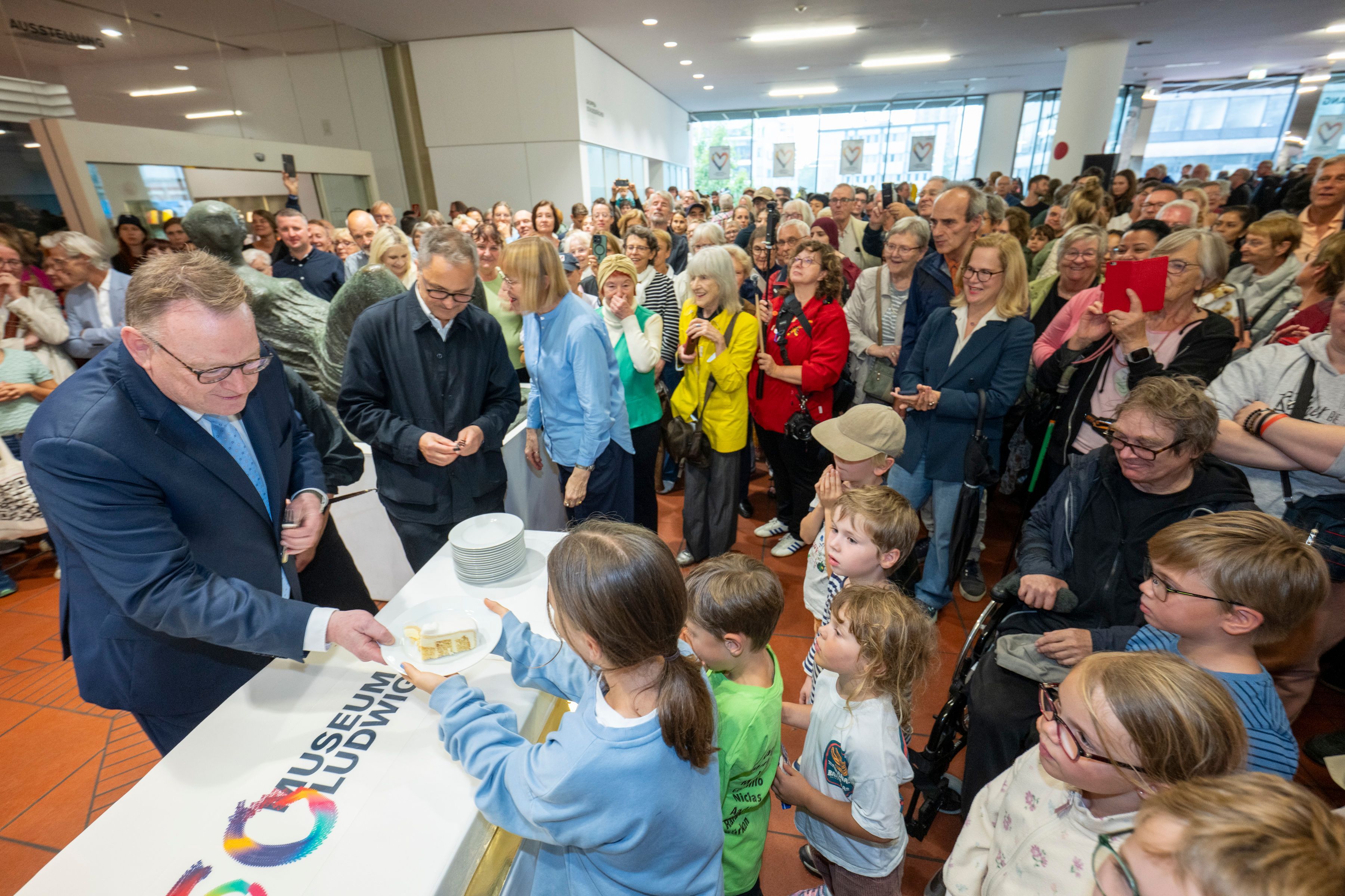 Oberbürgermeister Torsten Burmester verteilt die Geburtstagstorte beim Bürgerfest zum 50-jährigen Bestehen des Museum Ludwig.