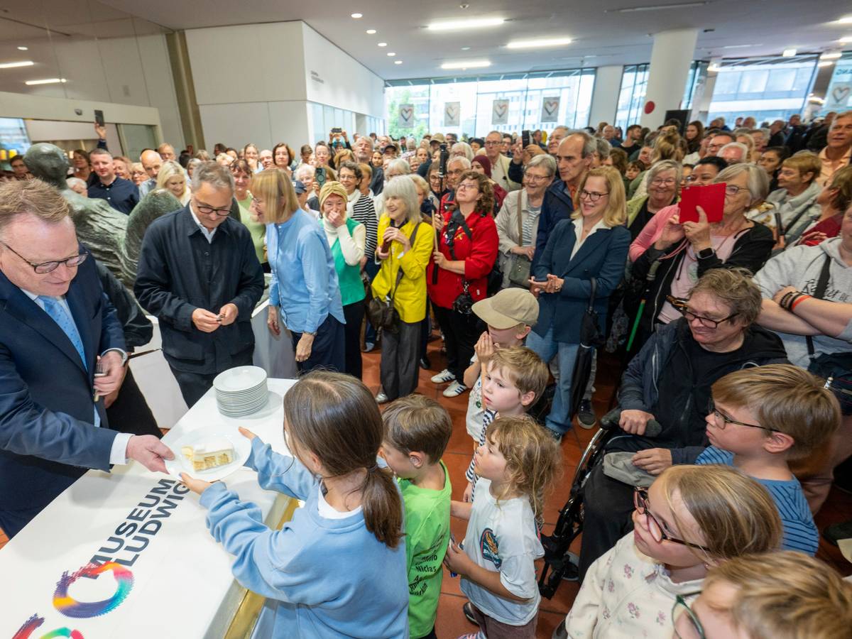 Oberbürgermeister Torsten Burmester verteilt die Geburtstagstorte beim Bürgerfest zum 50-jährigen Bestehen des Museum Ludwig.