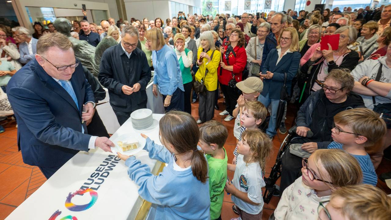 Oberbürgermeister Torsten Burmester verteilt die Geburtstagstorte beim Bürgerfest zum 50-jährigen Bestehen des Museum Ludwig.