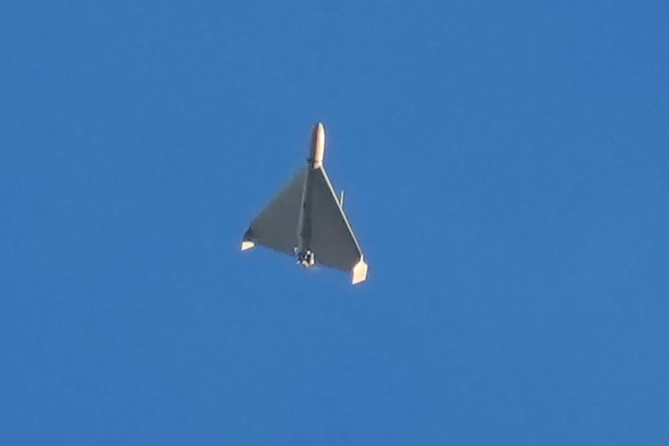 Eine Kampfdrohne fliegt in der Luft.