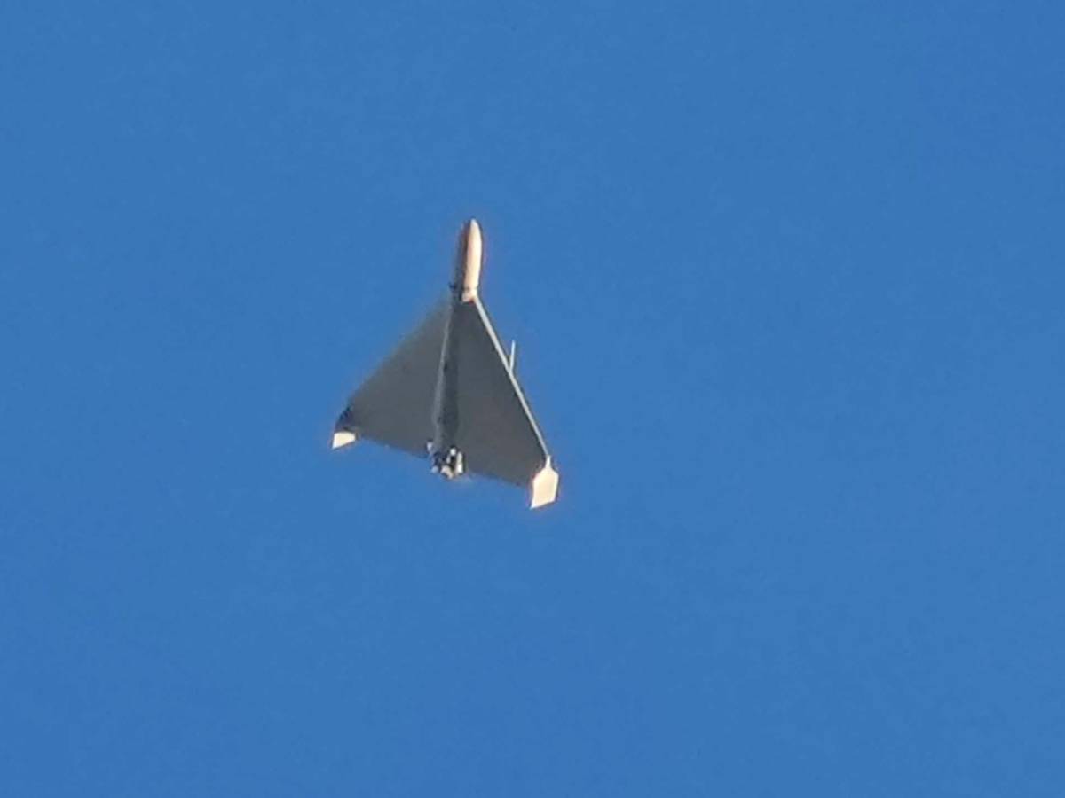 Eine Kampfdrohne fliegt in der Luft.