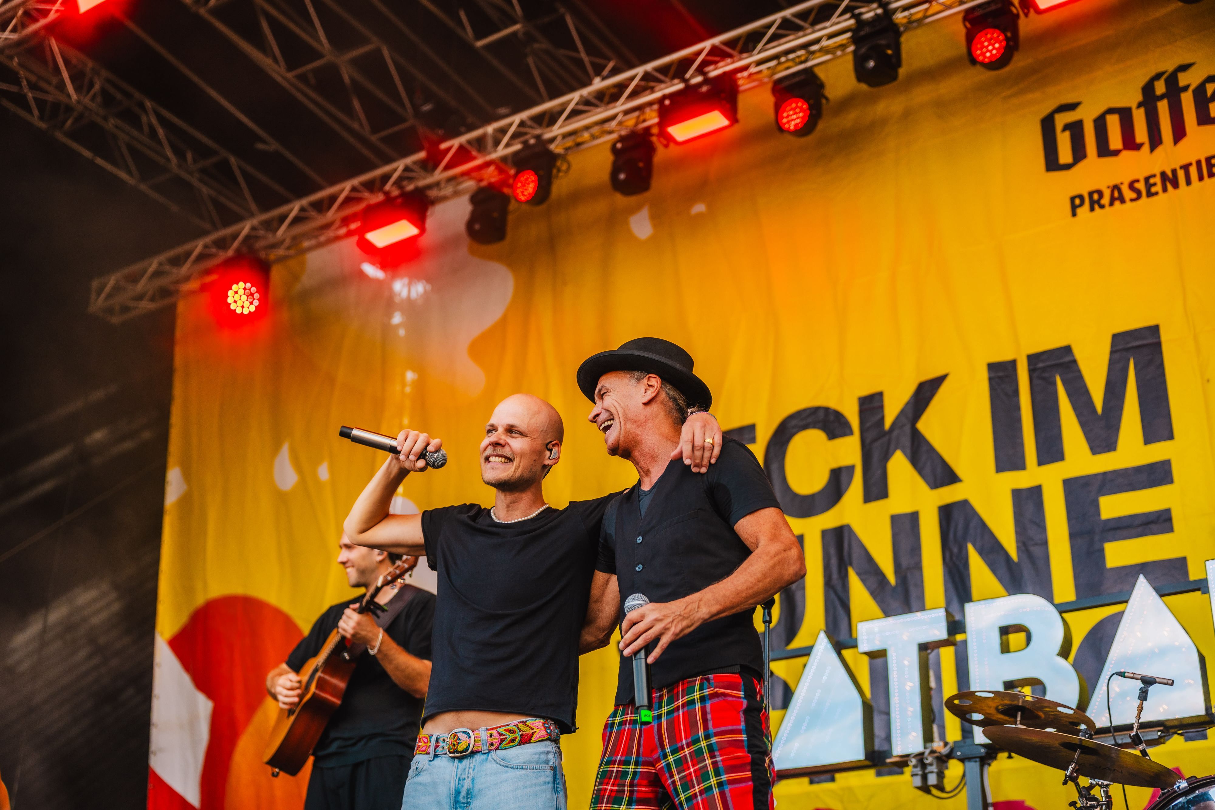 Cat Ballou mit Peter Brings auf der Bühne bei „Jeck im Sunnesching“.