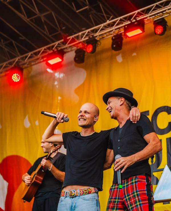 Cat Ballou mit Peter Brings auf der Bühne bei „Jeck im Sunnesching“.