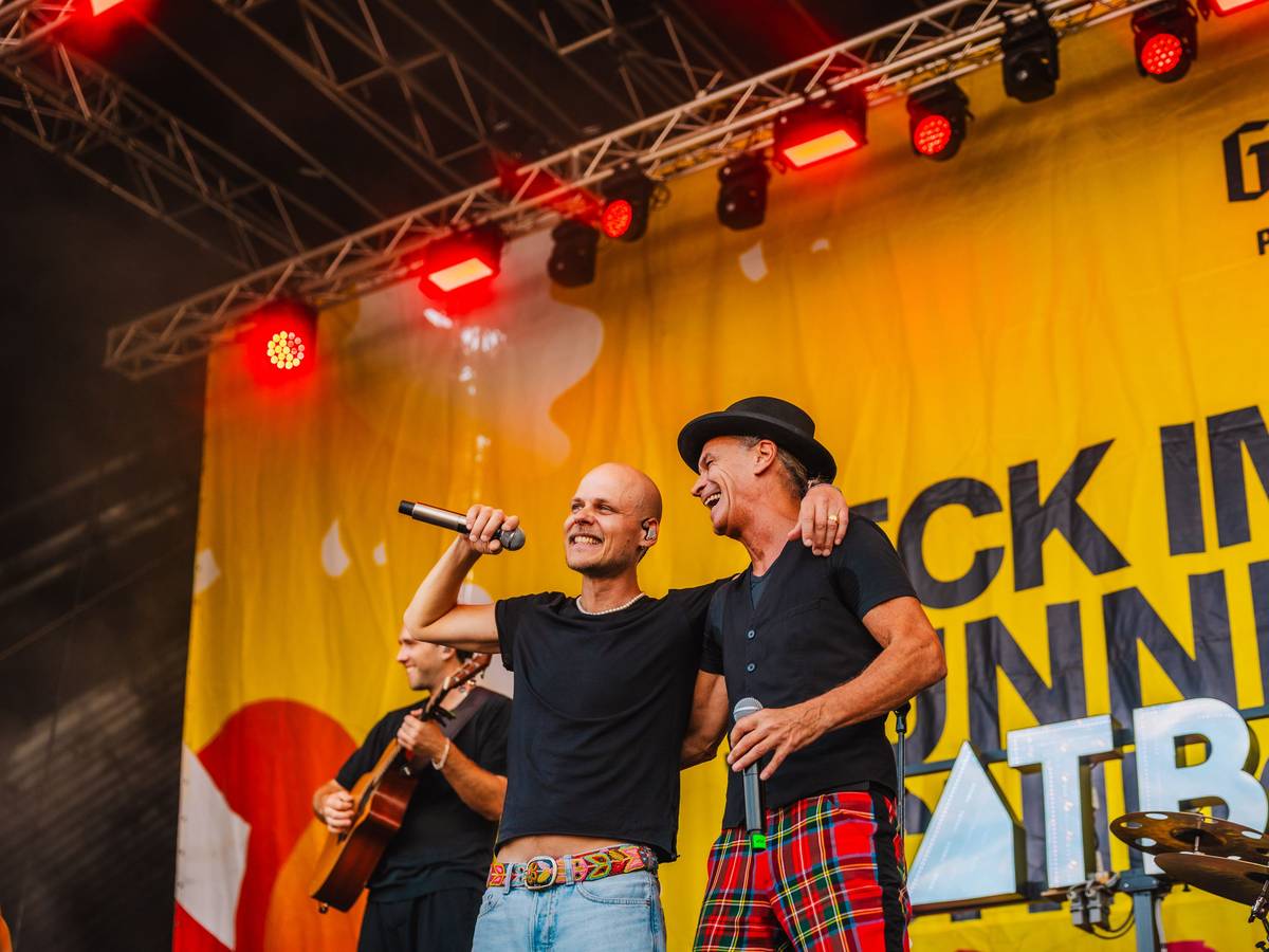 Cat Ballou mit Peter Brings auf der Bühne bei „Jeck im Sunnesching“.