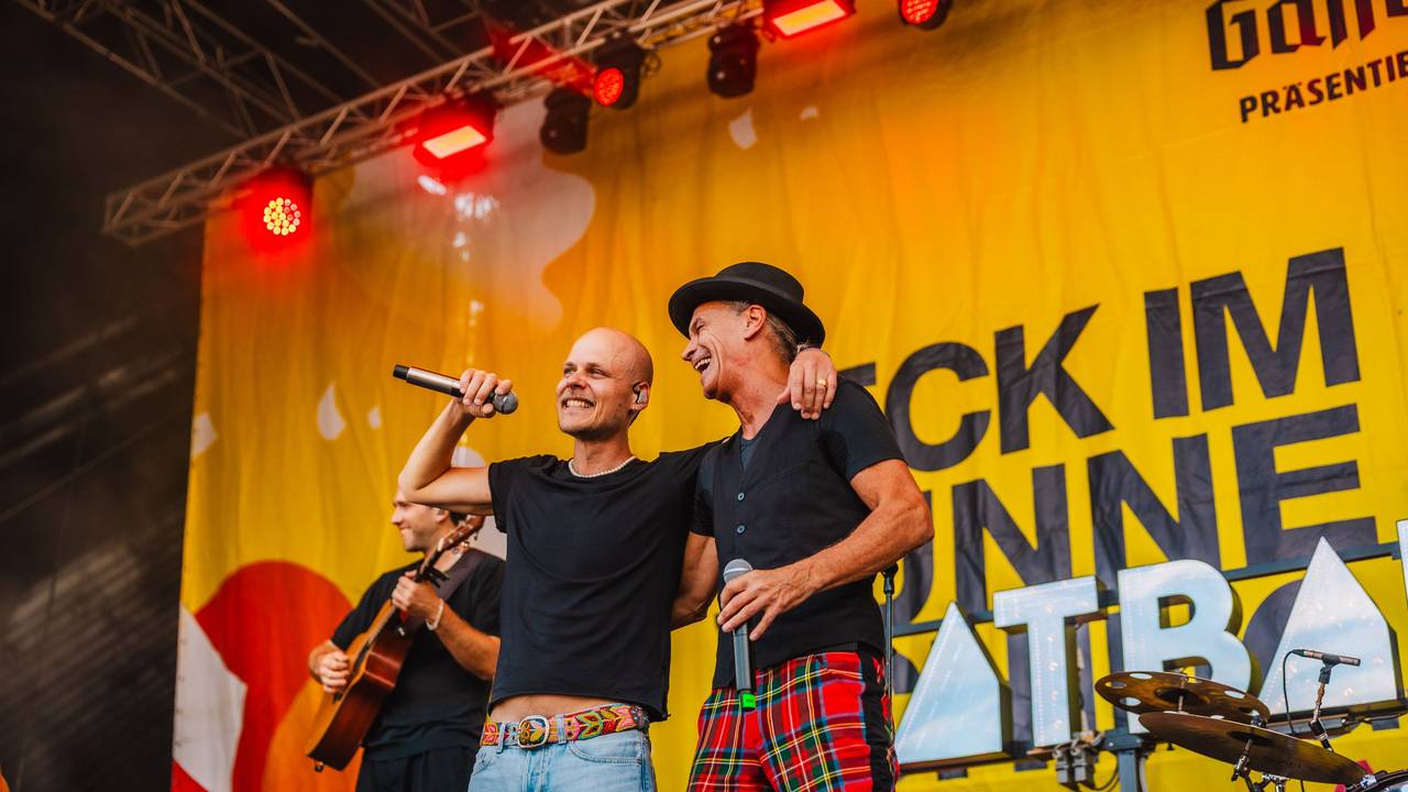 Cat Ballou mit Peter Brings auf der Bühne bei „Jeck im Sunnesching“.