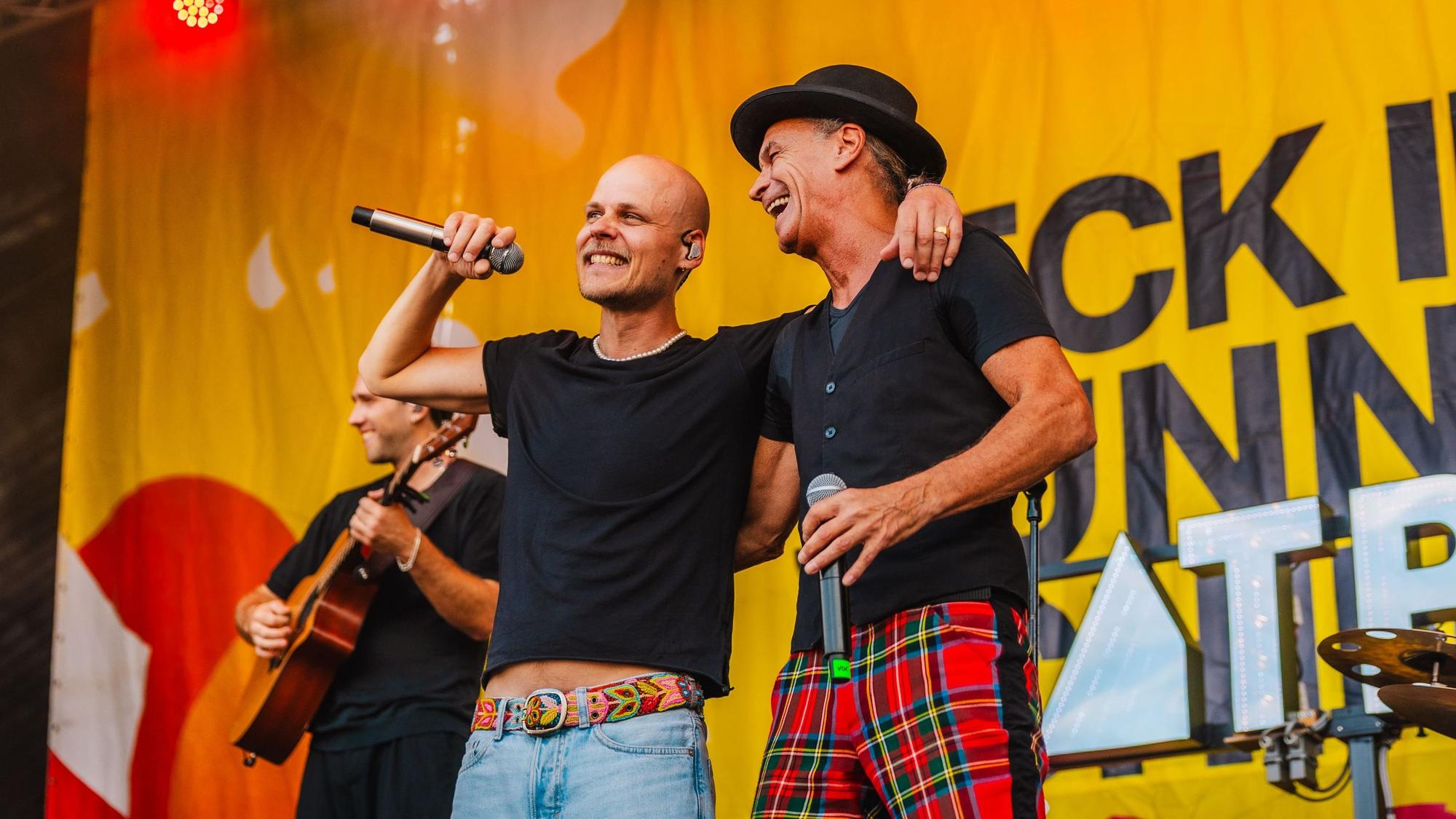 Cat Ballou mit Peter Brings auf der Bühne bei „Jeck im Sunnesching“.