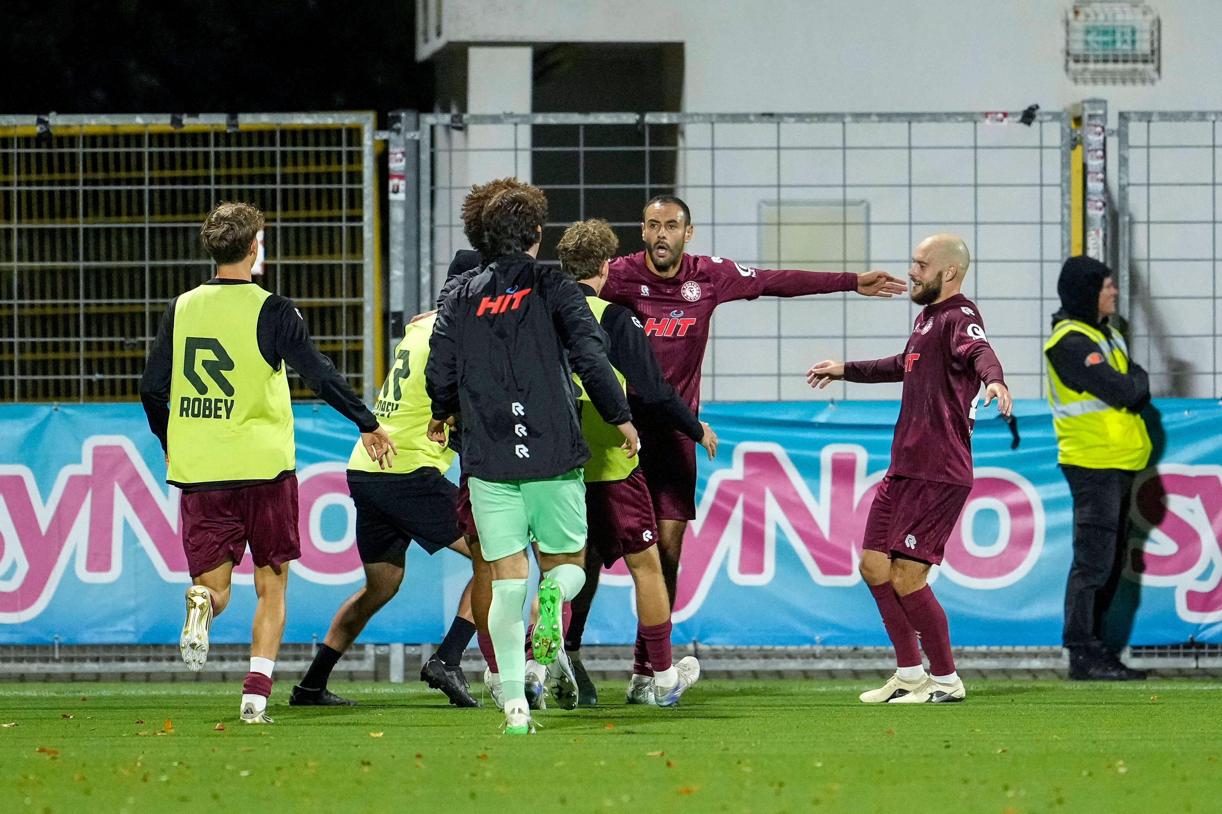 Die Spieler von Fortuna Köln jubeln mit Hamadi Al Ghaddioui über dessen späten Ausgleichstreffer.